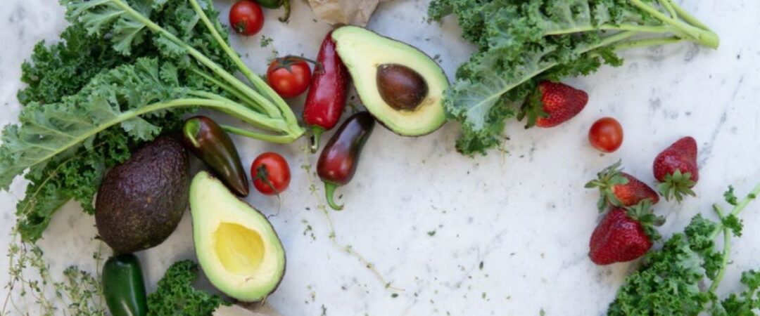 10 alimentos que você deve comprar orgânicos guiados por Sidney De Queiroz Pedrosa